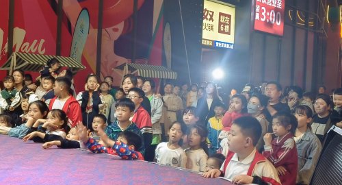 濮阳永望里购物中心在五彩斑斓的布景和