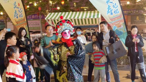 同题参见其实参与者们兴致勃勃地穿梭于
